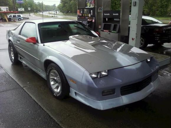 91 camaro stinger hood bond and cut out, hood is off 69 firebird  hood.  thru hood air cleaner breathing stinger.  NOTCHBACK hatch on now. anniv high tail on too.   Early single stripe IROC wheels in gold on,  TO be: SYNERGY green, black stripe, and hood stripe.  Iroc grill in now too.