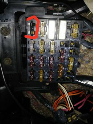 Is a fuse supposed to be in this slot? Its C-H fan