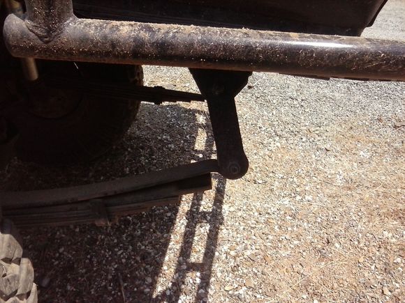 Rear shackle on side hanging tire