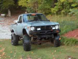 This poor truck has the most ghetto suspension i could ever concieve, the rear shackle is about 18 inches long