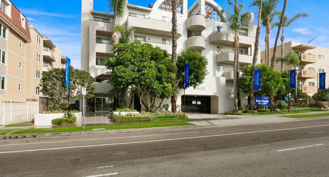 Palm Royale Apartments - Los Angeles CA