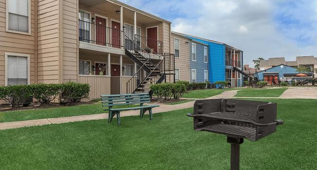  Apartments On Normandy In Houston Tx with Modern Garage