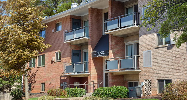 Pinewood Plaza Apartments - Fairfax VA